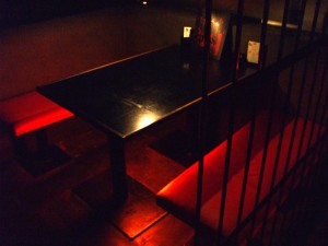 Kangoku izakaya: empty 1F table